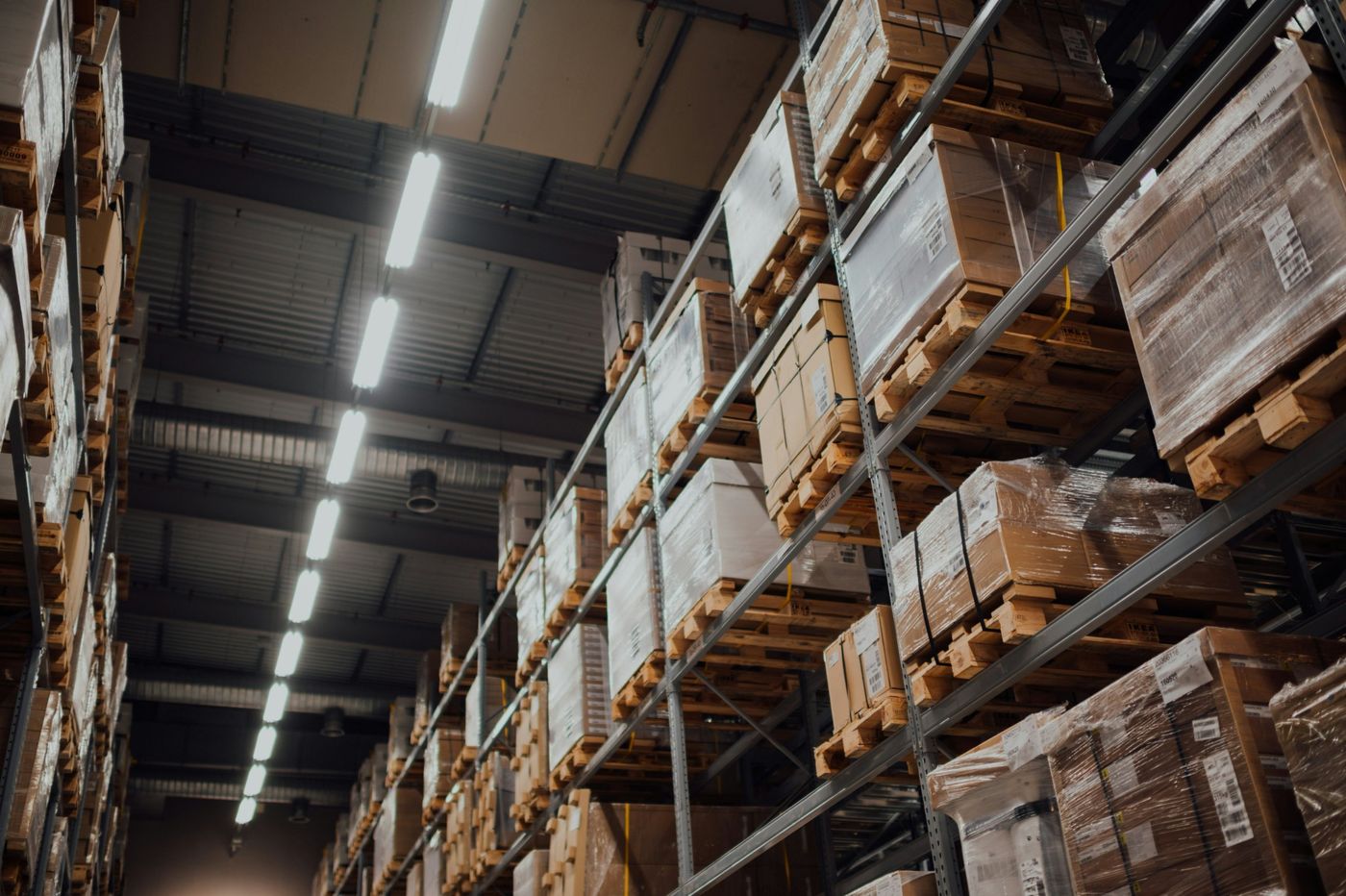 Equipamento de trabalho: capacete, botas, luvas, colete e produtos de limpeza
