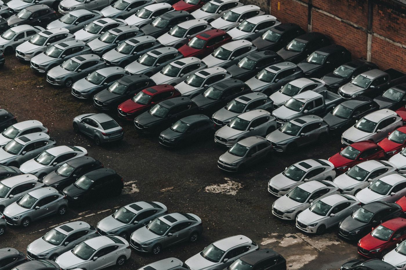 Fila de carros num stand ou num parque de estacionamento